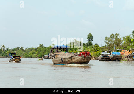 Hölzerne Frachtschiffe am Mekong River, Vietnam Stockfoto