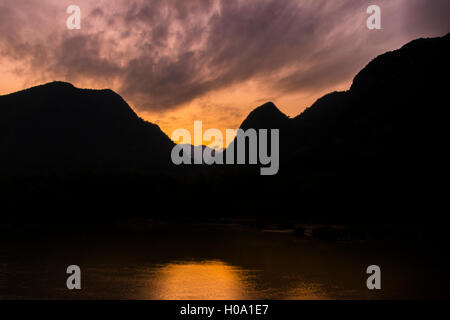 Fluss Landschaft, Berge, Karstgebirge auf dem Nam Ou Fluss, Sonnenuntergang, Nong Khiaw, Provinz Luang Prabang, Laos Stockfoto