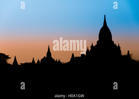 Pagoden im Gegenlicht, Silhouette, Tempel, Stupa, Sunrise, morgen Atmosphäre, Bagan, Mandalay, Myanmar Stockfoto