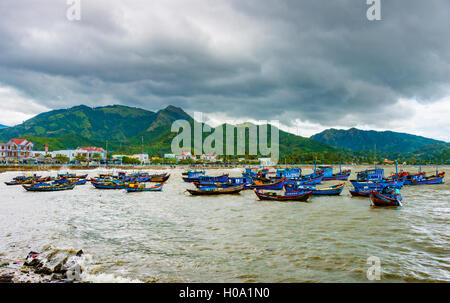 Blau angeln Boote, Angeln Boote auf dem Wasser, Hafen, Nha Trang, Khánh Hòa Provinz, Vietnam Stockfoto