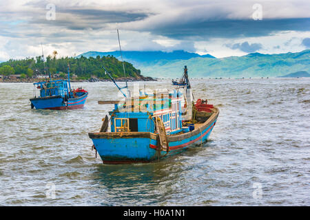 Blau angeln Boote, Angeln Boote auf dem Wasser, Nha Trang, Khánh Hòa Provinz, Vietnam Stockfoto