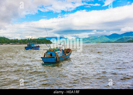 Blau angeln Boote, Angeln Boote auf dem Wasser, Nha Trang, Khánh Hòa Provinz, Vietnam Stockfoto