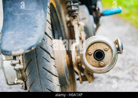 Abgas- und hinteren Reifen, Motorrad, Scooter, Vietnam Stockfoto