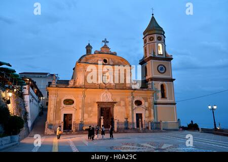 Kirche von San Luca Evangelista, in der Dämmerung, Praiano, Amalfi Coast, Amalfiküste, Provinz Salerno, Kampanien, Italien Stockfoto