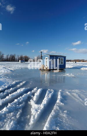 Eisfischen Kabine auf dem zugefrorenen St. Lawrence River, Maple Grove, Quebec, Kanada Stockfoto