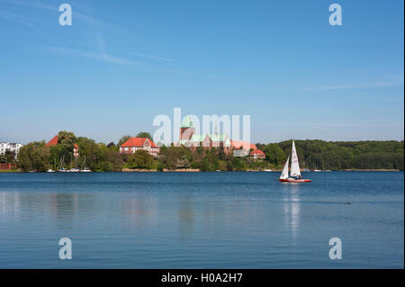 Domsee See mit Segelboot, Kathedrale von Ratzeburg, Ratzeburg, Schleswig-Holstein, Deutschland Stockfoto