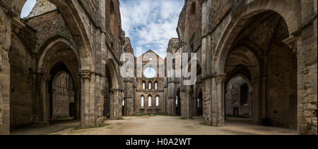 Die Ruinen der ehemaligen Zisterzienser Abtei San Galgano, Chiusdino, Toskana, Italien Stockfoto