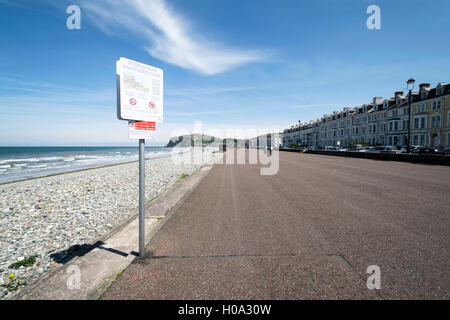 Llandudno promenade Nordwales Aalen in der Frühlingssonne mit den little Orme in der Ferne Stockfoto