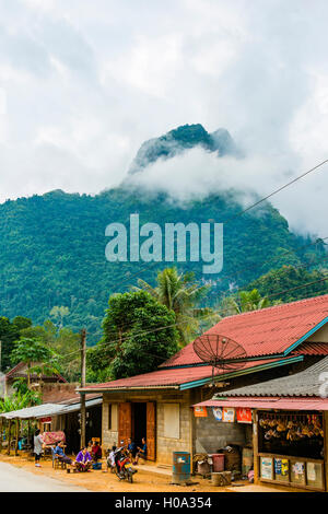 Karst Berge in Wolken gehüllt, Regenwald, Nong Khiaw, Luang Prabang, Laos Stockfoto