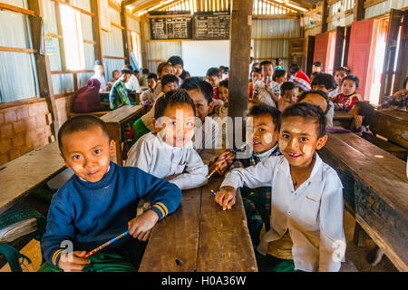 Schule Kinder an Ihrem Arbeitsplatz, im Klassenzimmer sitzen, Shan Staat, Myanmar Stockfoto