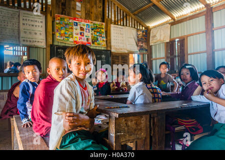 Schule Kinder an Ihrem Arbeitsplatz, im Klassenzimmer sitzen, Shan Staat, Myanmar Stockfoto