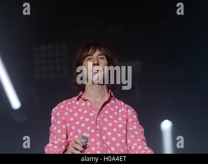 Nahaufnahme von Bobby Gillespie, Leadsänger von Primal Scream, Headliner auf der Hauptbühne des OnBlackheath Music Festival 2016 Stockfoto