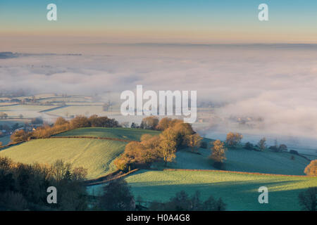 Landschaft, eingehüllt in Nebel, gesehen vom Coaley Peak, Gloucestershire, UK Stockfoto