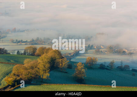 Landschaft, eingehüllt in Nebel, gesehen vom Coaley Peak, Gloucestershire, UK Stockfoto