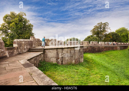 Ältere Frau zu Fuß entlang der Stadtmauern York, North Yorkshire, England, UK Stockfoto