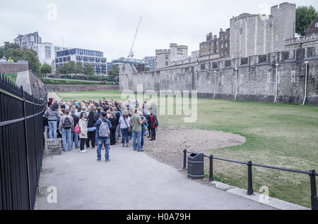 Gruppe von Touristen in der Norman gebaut Tower von London, England. Stockfoto