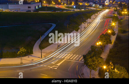 Nacht-Blick auf die Straßen der Stadt Oviedo, Spanien Stockfoto