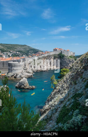 Altstadt von Dubrovnik Kroatien. Während die hohe Sonne wann wo in das Meer unten Kajaks. Stockfoto