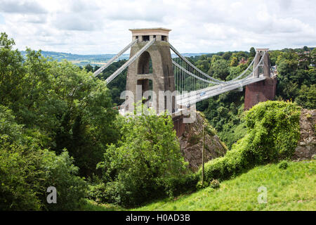 Blick vom Clifton über die Hängebrücke von Bristol Avon River unterhalb Flwoing braun und breit in die Avon-Schlucht. Stockfoto