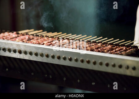 Spieße mit Fleisch-Schafe in der Startaufstellung mit verschiedenen Arten des Kochens Stockfoto