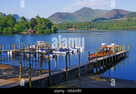 Kleine Motorboote und Keswick Launch vertäut am Anlegestellen, Derwentwater, Gipfel des Causey Hecht in der Ferne, Cumbria UK Stockfoto