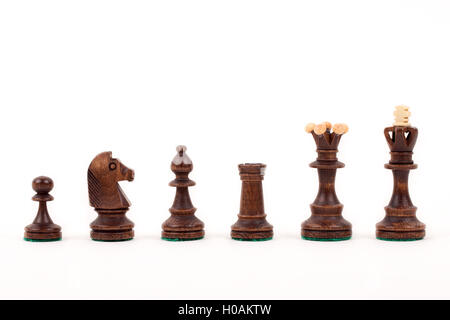 Braune Holz Schachfiguren auf einem weißen Hintergrund Stockfoto