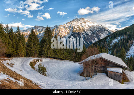 Blick auf eine Holzhütte aus Gerlos Pass Acshelkopf-Gebirge in den österreichischen Alpen im winter Stockfoto