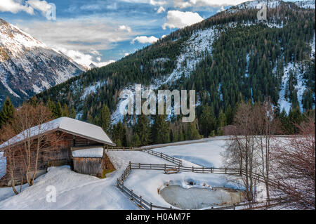 Blick auf eine Holzhütte aus Gerlos Pass Acshelkopf-Gebirge in den österreichischen Alpen im winter Stockfoto