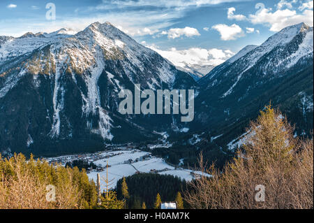 Panorama von Gerlos Pass der Acshelkopf-Bergkette, Krimmler Wasserfall und Salzachtal Willage in den österreichischen Alpen in der wint Stockfoto