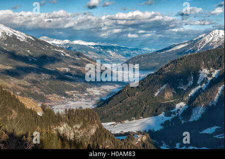 Panorama von Gerlos Pass der Acshelkopf-Bergkette, Krimmler Wasserfall und Salzachtal Willage in den österreichischen Alpen in der wint Stockfoto