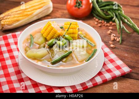 Schüssel Suppe Gemüse mit Mais und grüne Kürbis auf den Tisch im restaurant Stockfoto