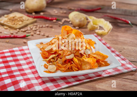 Teller mit Pommes Frites auf dem Tisch im restaurant Stockfoto