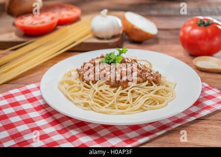 Teller mit Spaghetti und Hackfleisch auf dem Tisch im restaurant Stockfoto