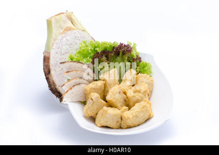 Gebratene Yam Kuchen mit Kräutern auf Schüssel weiß Stockfoto