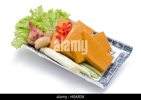 Otah Otah Essen mit Zwiebeln und Salat auf Teller Stockfoto