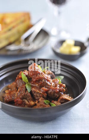Geschmortem Hackfleisch im asiatischen Stil in schwarz Schüssel Stockfoto