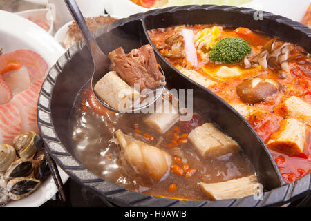 Hot Pot von Schweinefleisch, Fisch und Pilze im restaurant Stockfoto