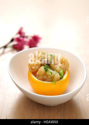 Orange Kuchen mit Schweinefleisch in weiße Schüssel im asiatischen restaurant Stockfoto