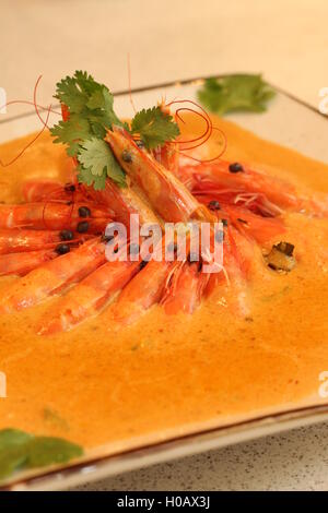 Garnelen-Suppe mit Curry auf Teller im restaurant Stockfoto