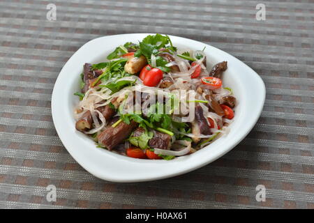 Gemüse mix Salat mit Pilzen Tomaten und Kräuter auf weißen Teller im asiatischen restaurant Stockfoto