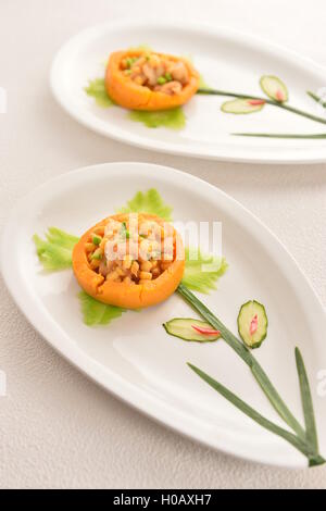 Kürbiskuchen mit Mais und Salat auf weißen Teller im restaurant Stockfoto