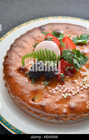 Besondere Kuchen mit Brombeeren und Erdbeeren auf weißem Teller im restaurant Stockfoto