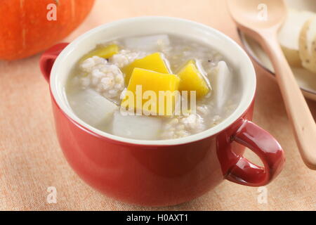 Corn Porridge Yam Kürbis in rote Tasse auf den Tisch Stockfoto