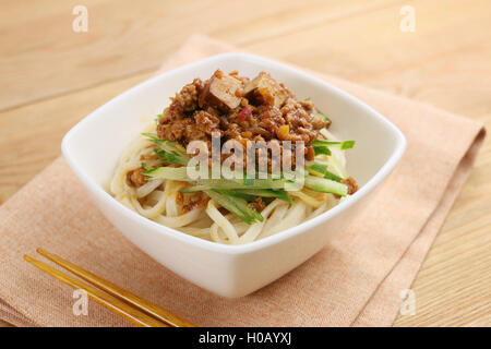 Udon-Nudeln mit Hackfleisch und Gemüse in weiße Schüssel auf Tischdecke Stockfoto