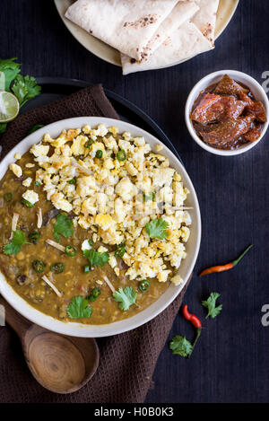 Spezielle Suppe von Ei oder indischen Anda Tadka dal Dhaba Stil in Linsen Eintopf mit Rührei Rezept Stockfoto