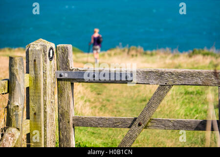 Weibliche Walker auf der Küste von Pembrokeshire, Wales, Großbritannien Stockfoto