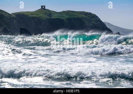 Schwere surf, Traethllyfn zwischen Porthgain Abereiddy und an der Küste von Pembrokeshire, Wales, UK. Auch als Barry Island Beach bekannt. Stockfoto