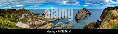 Beugen Sie Geige Rock, einem natürlichen See-Bogen in der Nähe von Portknockie auf der Moray Küste. Stockfoto