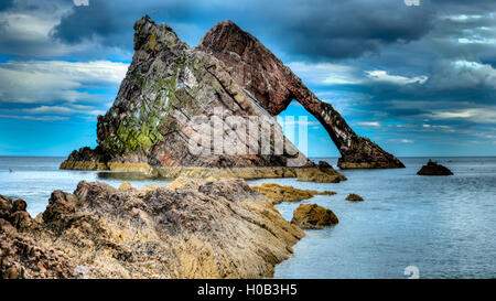 Beugen Sie Geige Rock, einem natürlichen See-Bogen in der Nähe von Portknockie auf der Moray Küste. Stockfoto
