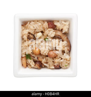 Gedämpfter Klebreis in eine quadratische Schale isoliert auf weißem Hintergrund Stockfoto